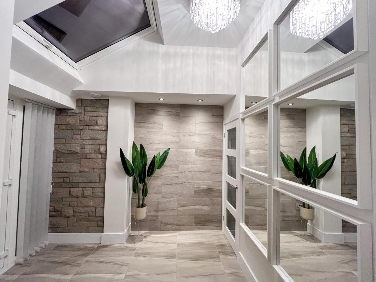 Luxury Property With Hot Tub And Sea Views Oystermouth Exteriör bild