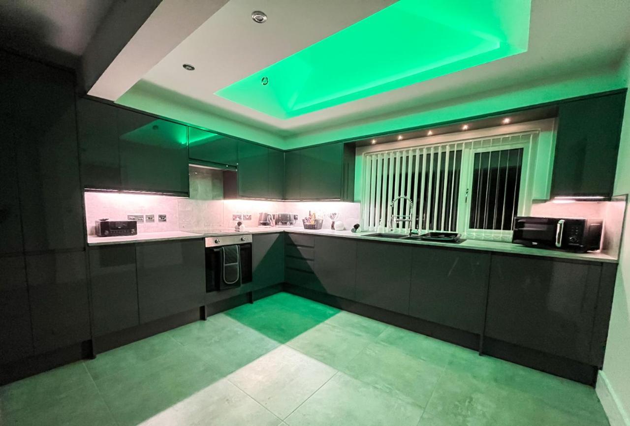 Luxury Property With Hot Tub And Sea Views Oystermouth Exteriör bild